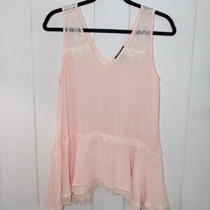 Peach sleeveless top with lace detail - M